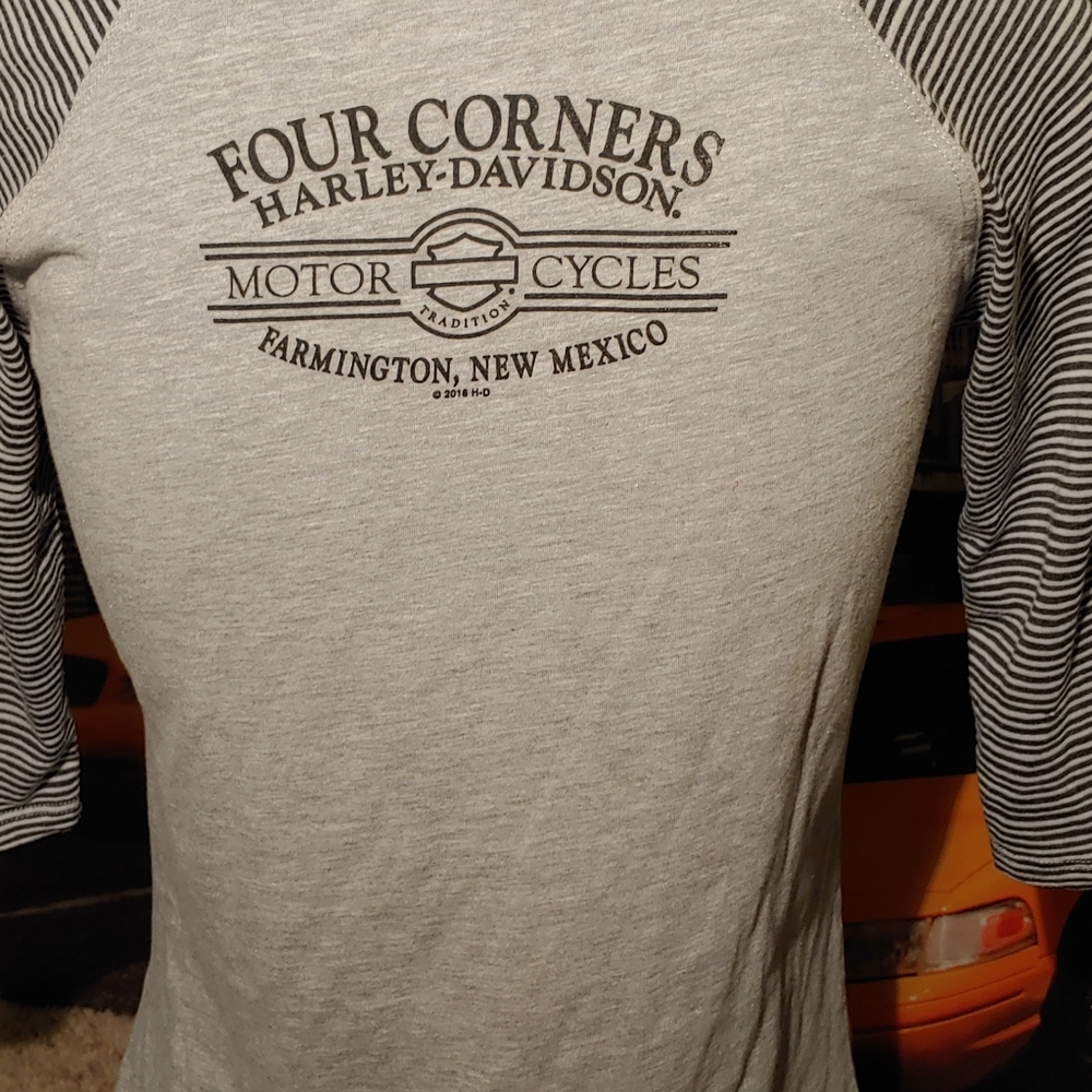 Harley-Davidson Four Corners Farmington, NM Grey Top With Striped Sleeves Small - Picture 2 of 6